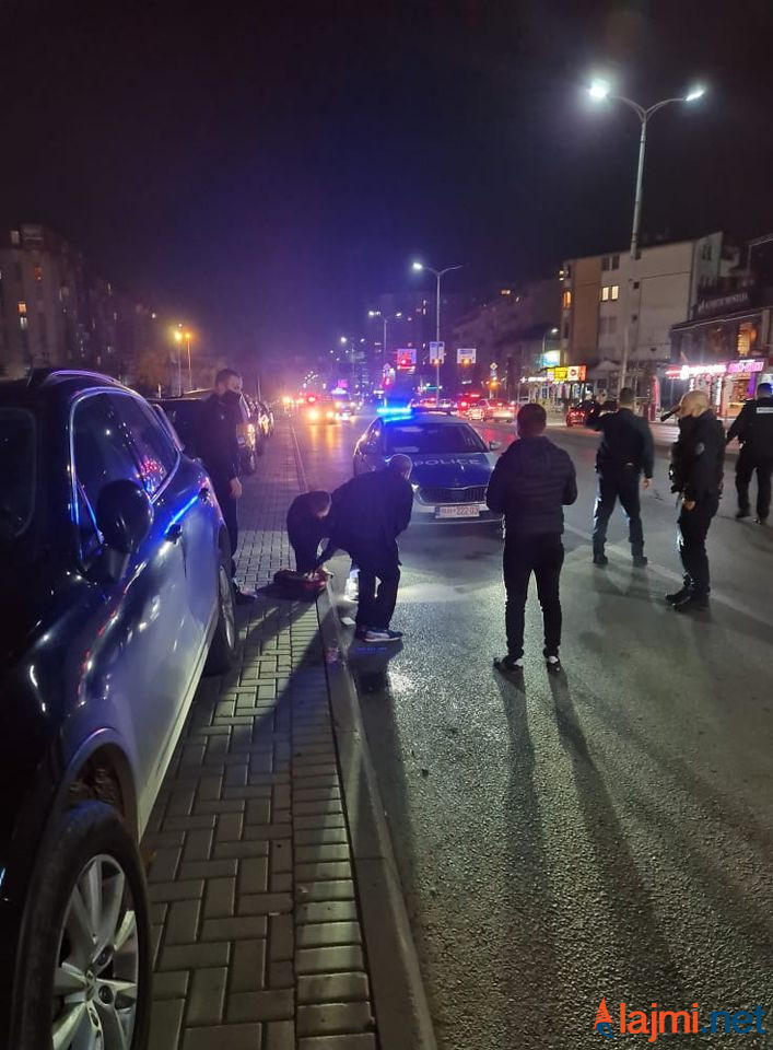 Theret me thikë një person në qendër të Prishtinës, zyrtarët policorë i japin ndihmën e parë