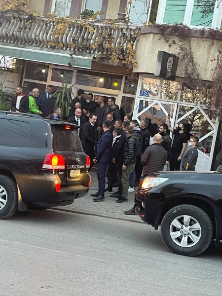 Kurti shkon në Kodrën e Trimave gjatë heshtjes zgjedhore