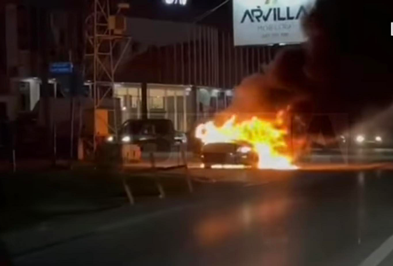 “Si në filma”/ Të dyshuarit për tentim grabitjen në Prizren grabisin një veturë tjetër pasi dogjën të parën