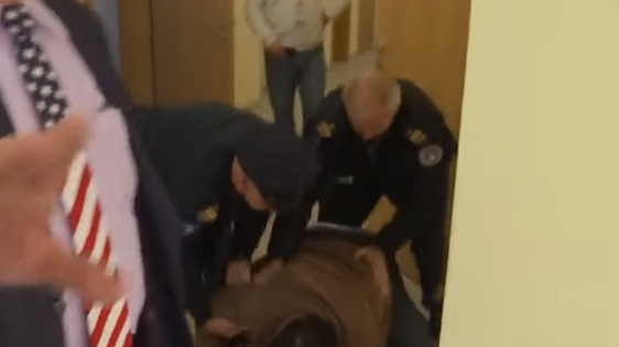 Britma në qendrën e votimit në Viti, qytetari arrestohet nga Policia