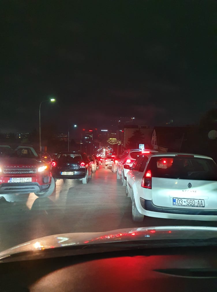 Nuk punon semafori tek “Mensa e Studentëve”, krijohet tollovi nga automjetet