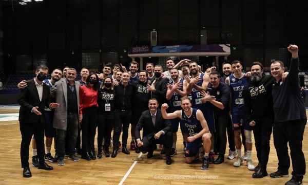 Kryeministri Kurti e feston triumfin e Kosovës ndaj Danimarkës bashkë me basketbollistët