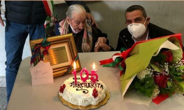 105-vjeçarja vë “mburojë” para COVID, merr dozën e tretë të vaksinës