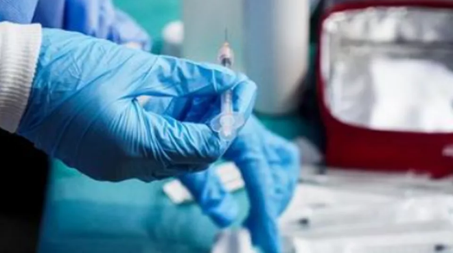 I vaksinuar me dozën e parë AstraZeneca/ I riu shqiptar humb jetën nga COVID-19