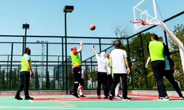 Erdogan luan basketboll me të rinjtë, shënon të gjitha pikët