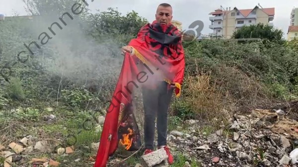 Flamuri i Serbisë digjet në Fier