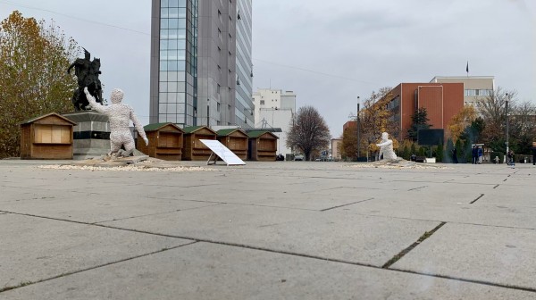 “Më gjeni”, ekspozita dedikuar të pagjeturve të luftës vendoset në sheshin e Prishtinës