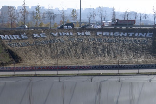 “Mirë se vini në Prishtinë” vendoset në hyrje të kryeqytetit