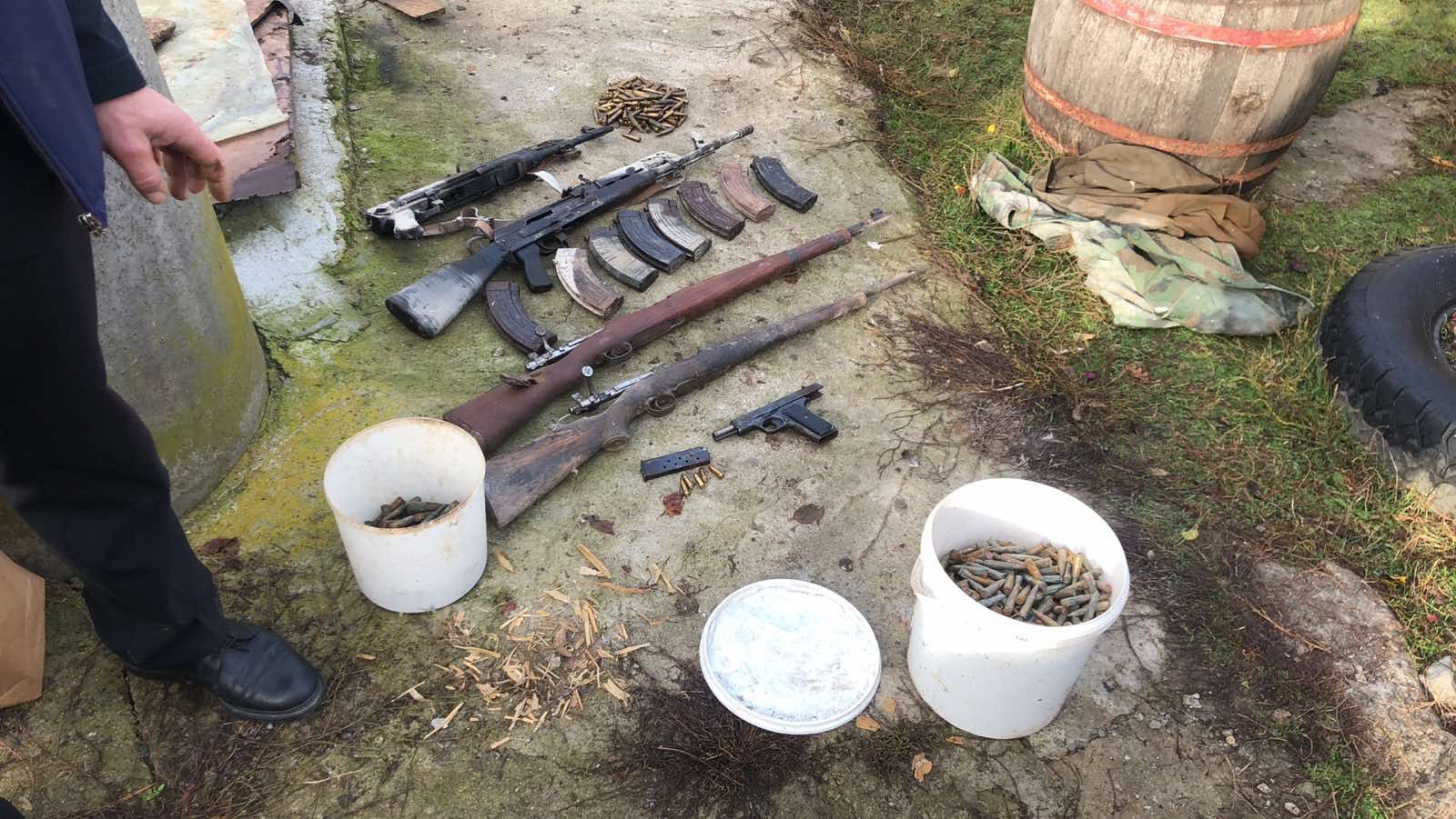 Policia në Vushtrri sekuestron armë dhe municion