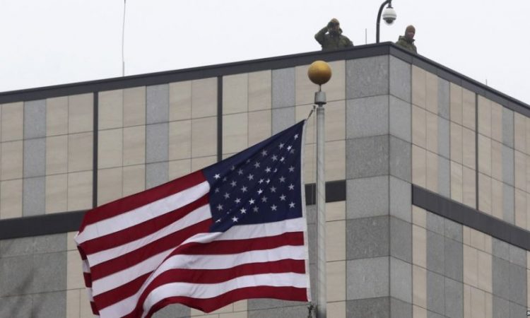 Ambasada amerikane në Prishtinë: Nuk ka justifikim për dhunën në familje dhe atë në baza gjinore, raportojeni
