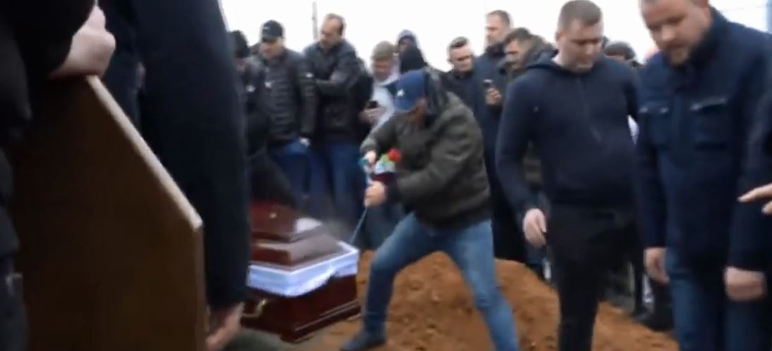 Varrosen dy nxënësit në Gllogjan të Deçanit, qindra njerëz ua japin lamtumirën e fundit