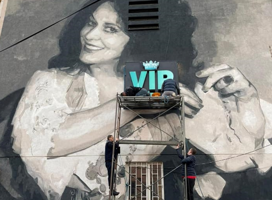 Dënohet me 400 euro kompania që vendosi reklame mbi muralin e Nexhmije Pagarushës