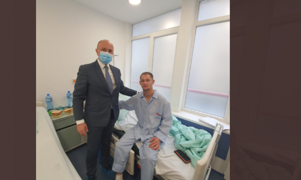 Ambasadori serb viziton në spital shqiptarin e Luginës