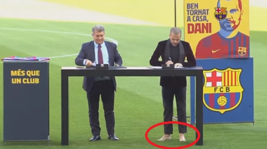 Alves nënshkruan kontratën këmbëzbathur