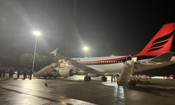 Edi Rama mbërrin në Beograd me një aeroplan të “Air Albania”