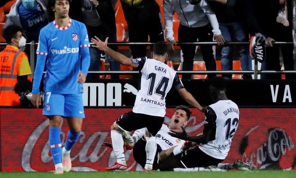 Valencia e trondit Atletico Madridin në njërën prej rikthimeve më të çmendura