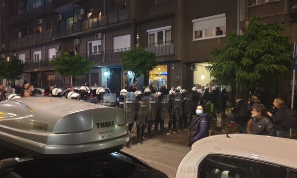 Serbët ngrihen kundër muralit të Ratko Mlladiqit, Vuçiq e mbron me xhandarmëri