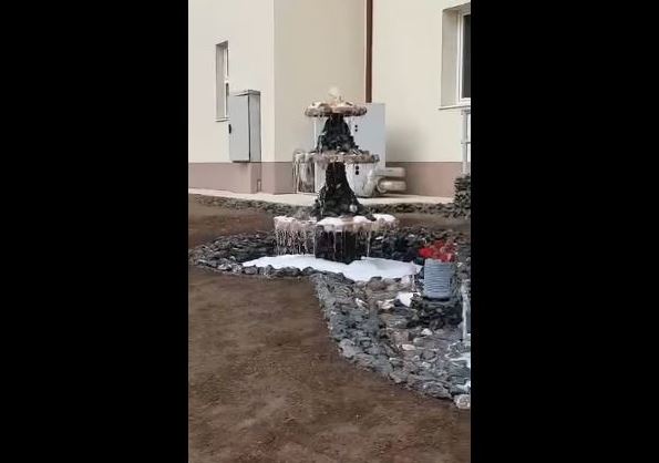 Të burgosurit ndërtojnë fontanë në oborrin e Burgut të Sigurisë së Lartë