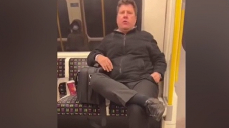 Po lexonte Kuranin me zë në metro, pasagjeri kritikohet nga udhëtari përballë tij në Londër