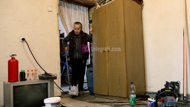 Viti/ 69-vjeçarja në kushte të mjerueshme, thotë se burri i vdiq nga i ftohti dhe mungesa e barnave