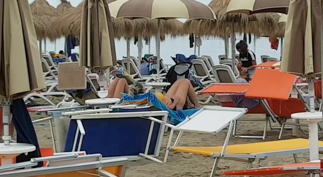 Temperaturat e pazakonta për nëntorin, qytetarët i rikthehen plazhit në Durrës