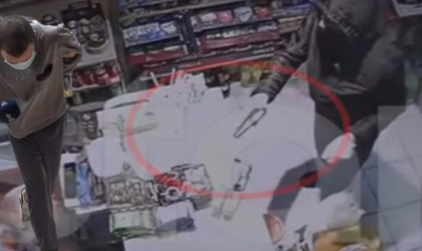 Dalin pamjet se si shqiptari vrau shitësin grek gjatë grabitjes