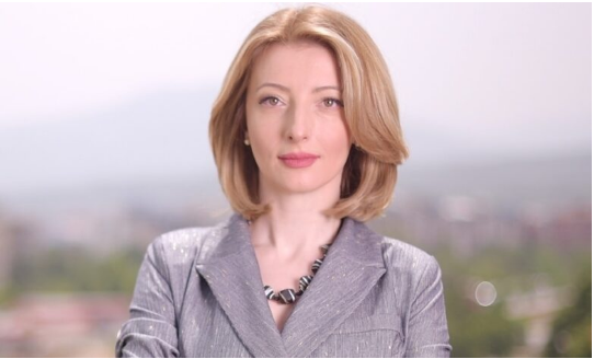 Një grua prin bindshëm në qytetin e Shkupit