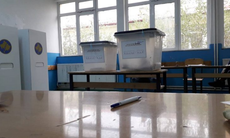 Një person e fotografon votën në Kamenicë, shoqërohet në polici