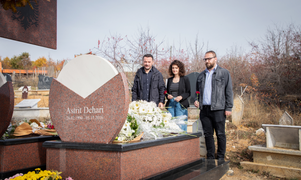 PSD bën homazhe tek varri i Astrit Deharit