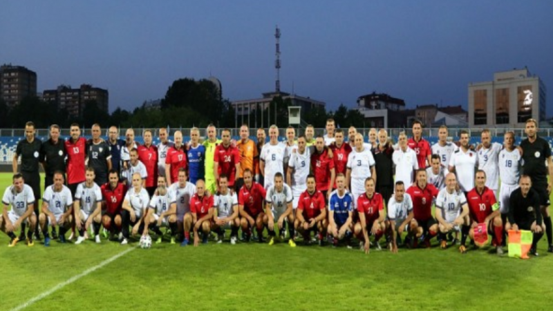 Dita e Flamurit me miqësore mes futbollistëve veteranë shqiptarë, nga Shqipëria dhe Kosova