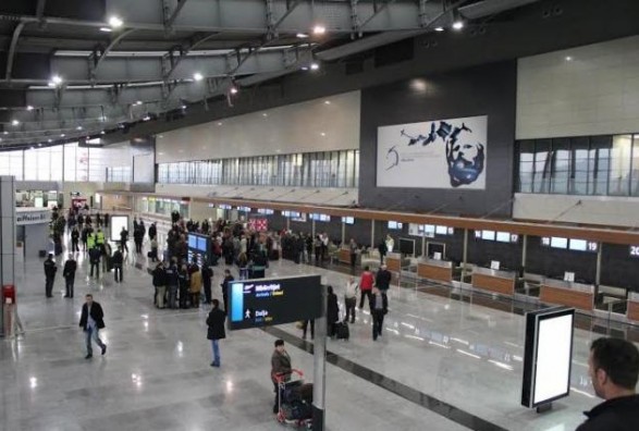 Në Aeroportin e Prishtinës, Policia arreston dy persona për falsifikim te dokumenteve