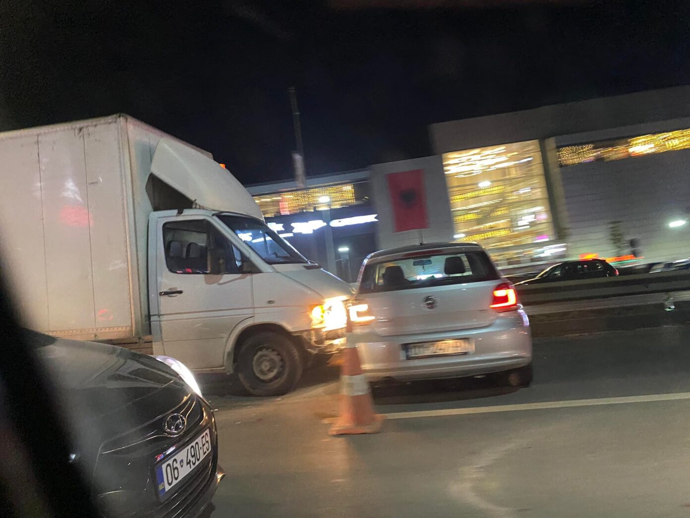 Aksident mes një veture dhe një kombi te Abi Mall