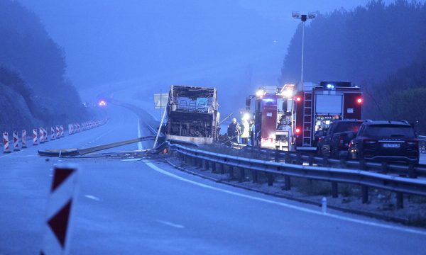 Një i vdekur dhe dy të lënduar në një aksident në autostradën “Arbën Xhaferi”