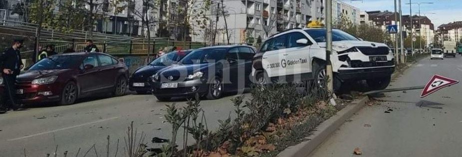 Aksidentohet “taxi” në Prishtinë, godet shenjën e komunikacionit