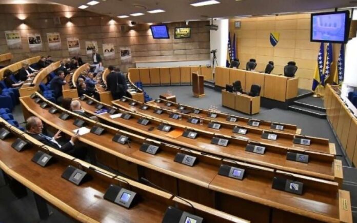 Deputetët që s’shkojnë në seanca do të gjobiten me 330 euro, ligji i ri në Bosnjë