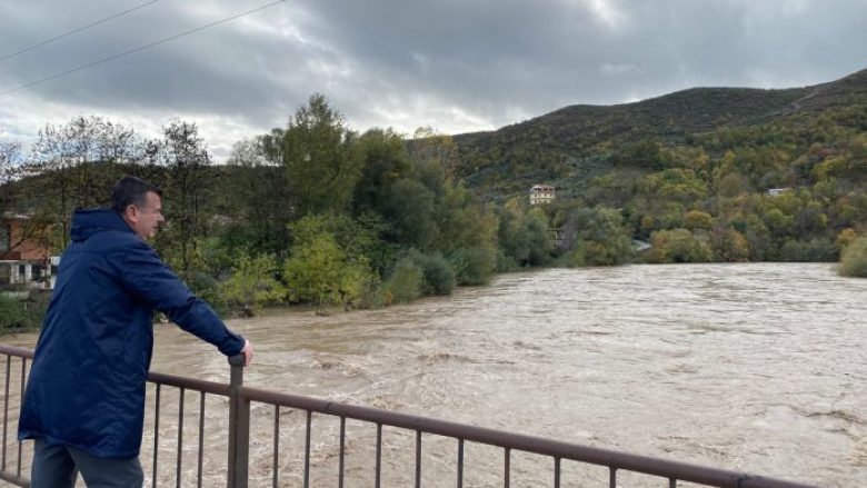 Reshje të dendura të shiut, paralajmërohen përmbytje në disa zona të Shqipërisë