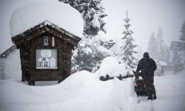 Mbyllen disa zona malore në Zvicër shkaku i reshjeve të dendura të borës