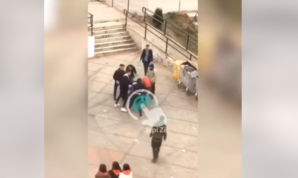 Pamje nga rrahja brutale mes nxënësve në gjimnazin “Frang Bardhi” në Mitrovicë