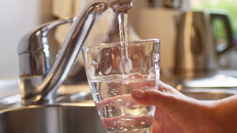 Dyshohet se puset private po fusin ujin në sistemin e shpërndarjes, një lagje në Henc të Fushë Kosovës mbesin pa ujë