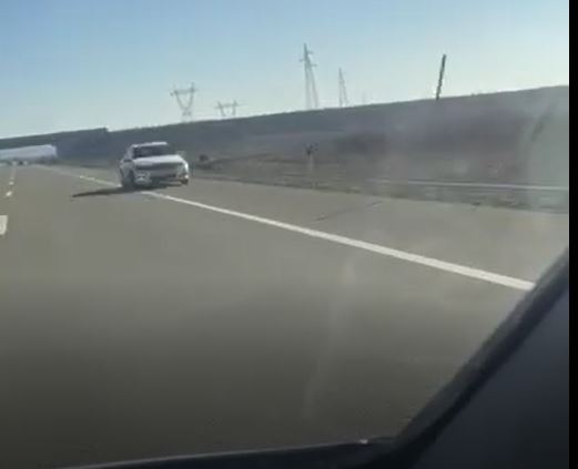 Rrezikon veten dhe të tjerët, vozit në anën e kundërt, në autostradën ‘Ibrahim Rugova’