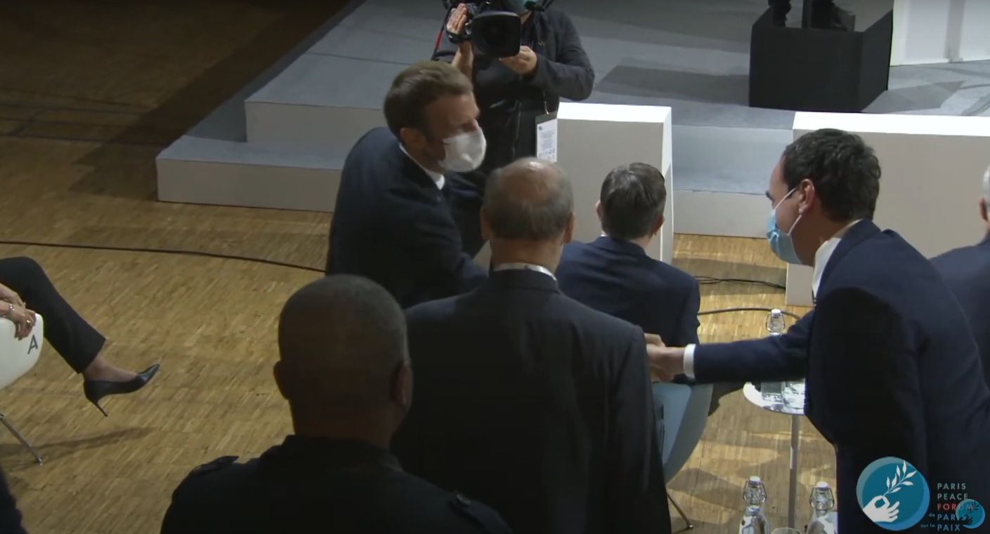 Kurti përshëndetet me Macron në Forumin e Paqes në Paris