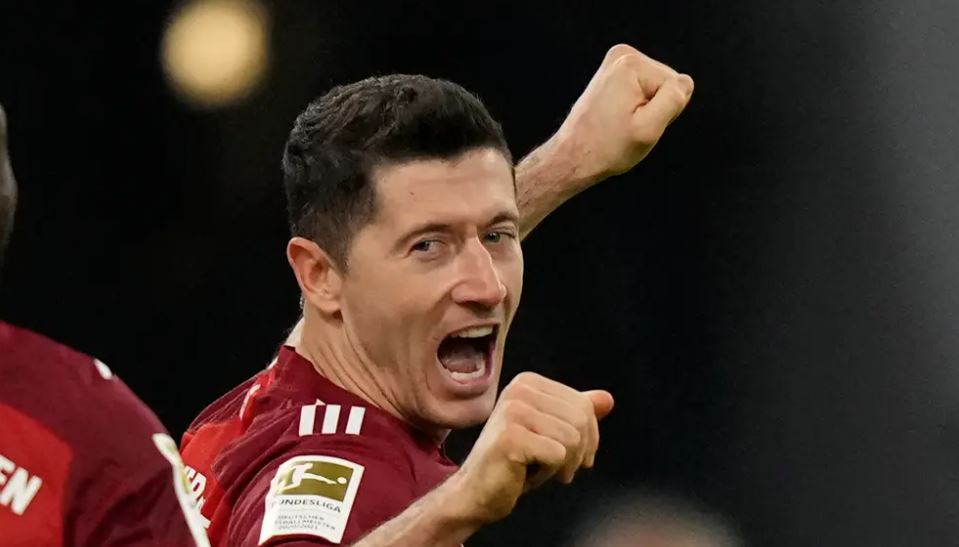 Lewandowski ndihmon Bayernin të arrijë shifrën e 100 golave në një vit kalendarik