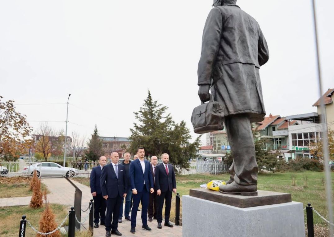 Lladrovci bashkë me djalin e Thaçit nderojnë heronjtë në sheshin ‘Fehmi Lladrovci”