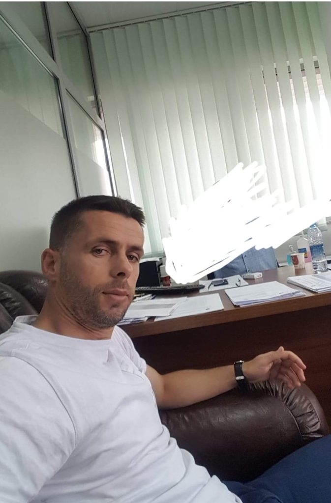 Punëtori i Komunës së Fushë-Kosovës denoncohet në polici, tentoi ta shiste për pjesë automjetin që e mori me qira