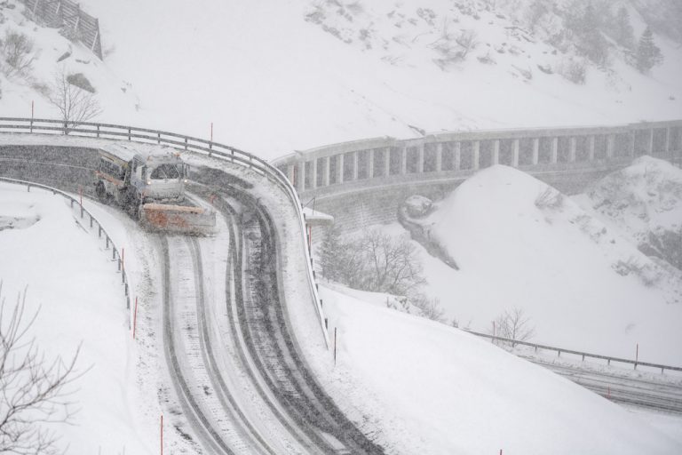 Bie bora e parë në Zvicër: bllokohen për trafik disa rrugë malore
