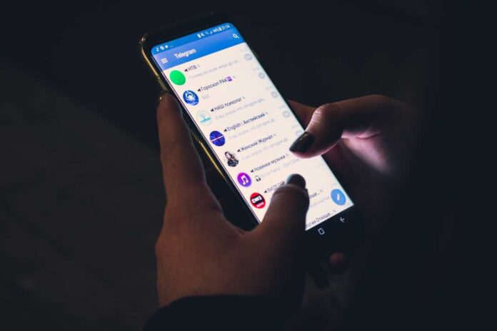 Ndalohet me ligj që shefat t’u dërgojnë SMS ose t’i telefonojnë punëtorët pas orarit të punës