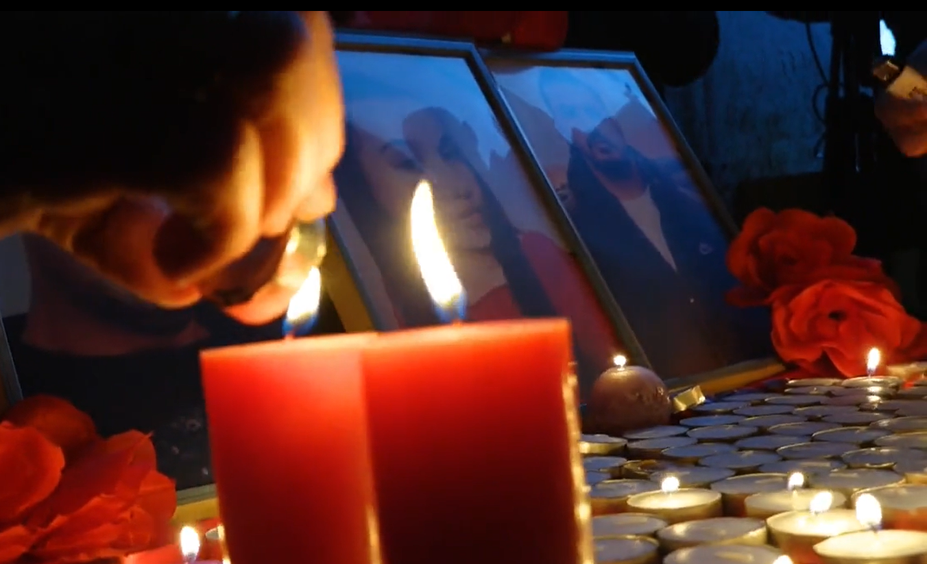 Ndizen qirinj në Deçan në nderim të viktimave të sulmit të mbrëmshëm