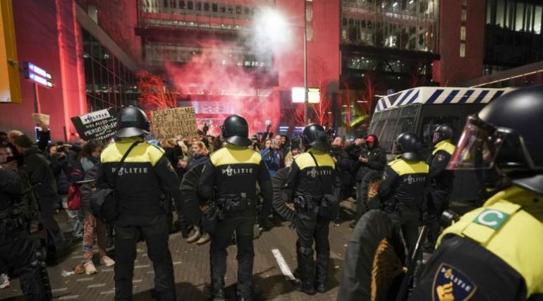 Holanda hyn në bllokim 3-javor/ Përplasje të ashpra mes protestuesve dhe policisë pas shpalljes së vendimit
