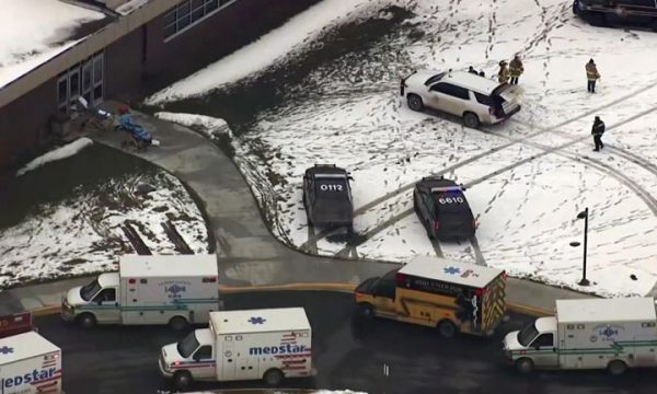 Vriten tre studentë brenda shkollës në Miçigan
