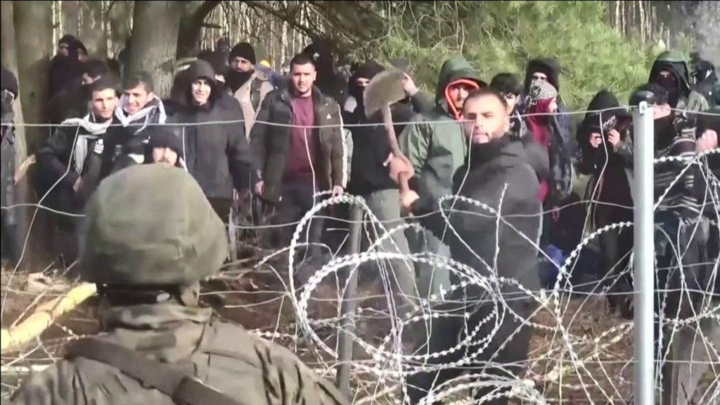 Situatë dramatikë, emigrantët çajnë kufirin drejt BE me lopata